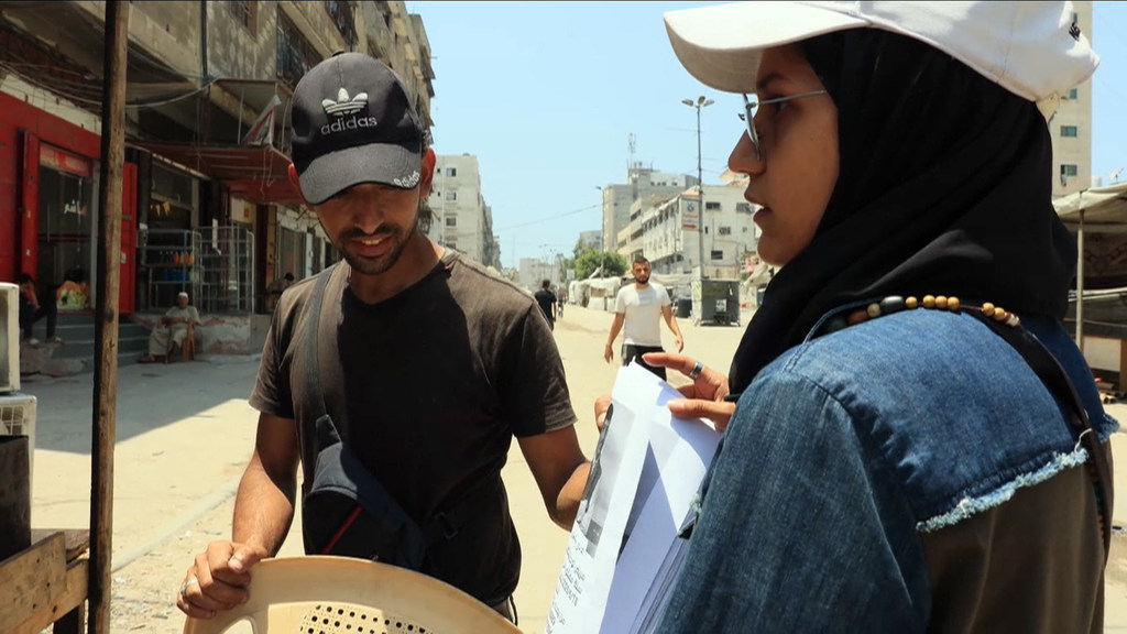 الفتاة أنوار حواس (22 عاما) تخرج كل صباح، تحمل بين يديها أوراقا مطبوعة عليها صورة شقيقها المفقود هادي (17 عاما).